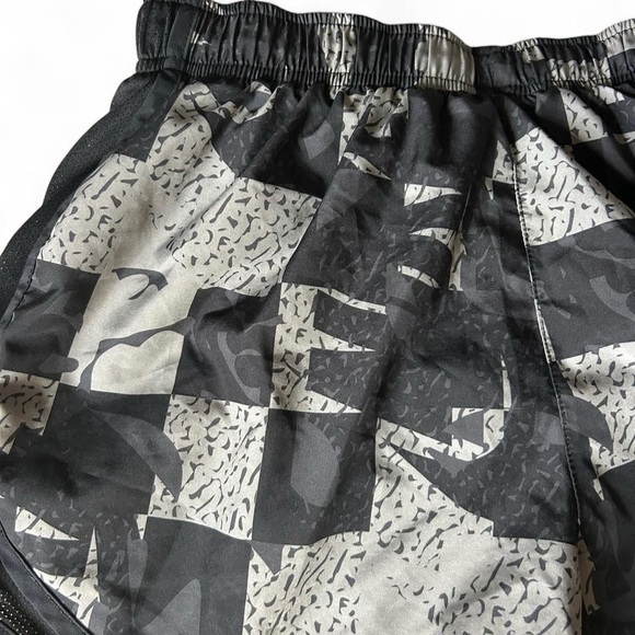 Nike Tempo Dri-FIT Running Shorts – M – Geometric Black/Gray - Picture 4 of 5
